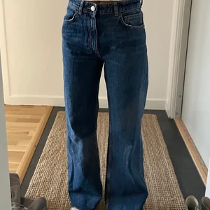 Blå Jeans - Högmidjade Zara Jeans i nyskick! 