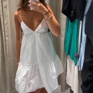 Vit zara-klänning - Säljer min fina vita zara-klänning, supersöt till sommaren och studenten💕 bud just nu (400))🌺 kontakta mig för direktpris!