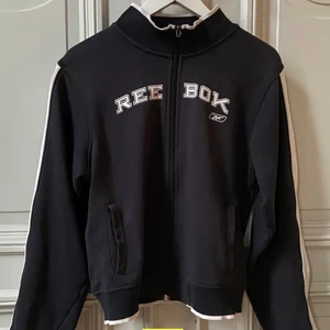 Reebok tröja - En vintage tröja från Reebok, i använt skick! Skicka meddelande för fler bilder🤍