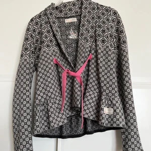 Odd molly kofta - Superfin kofta ifrån odd molly, knappt använd och i väldigt gott skick🦋 passar super nu till våren 