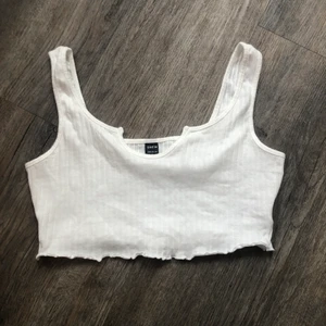 Liten topp storlek S - Den är kort, går ner ungefär 5-7 cm under bysten 