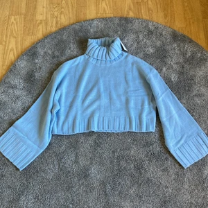 Hm tröja blå - Ljusblå croppaf polo tröja hm storlek M utsvängda armar aldrig använd prislappen är på