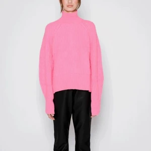 LXA stickad rosa tröja  - Säljer denna stickade tröja från LXA. Verkligen super fin men jag har inte fått användning av den, så den är bara använd 1-2 gånger. Alltså är den i ett väldigt bra skick.  (lånad bild)    köparen står för eventuell frakt! Storlek XS 