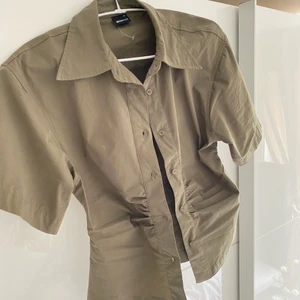 Snygg kamogrön skjorta💚 - Helt ny skjorta köpt för 399kr säljs nu för 150kr💚