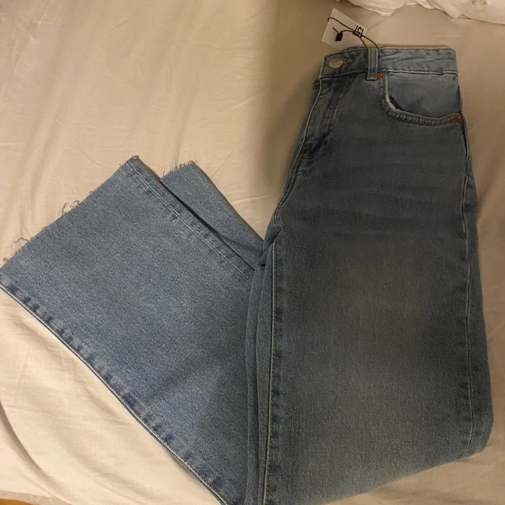 ett var ljusblåa oanvända jeans med lapparna kvar från Lager 157, de är i storlek XXS och passar mig som vanligtvis har 32 eller 34 i byxor💕 modellen heter kick. Jeans & Byxor.