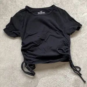 Det är en svart t-shirt från Hollister som får att dra upp och ner på sidorna den ska vara hyfsat tajt 