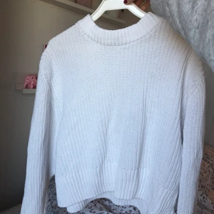Tröja - Vit stickad tröja från Monki 💗 knappt använd och jätteskön!