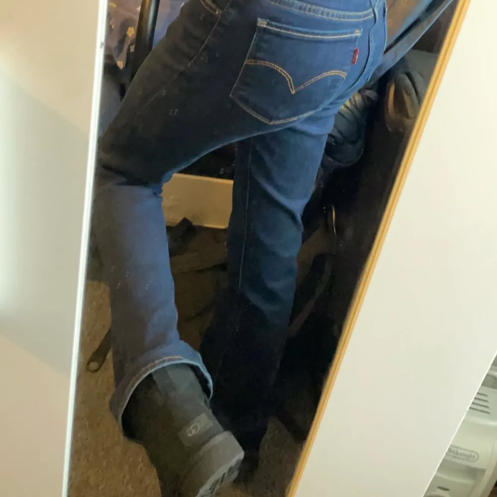 Blåa jeans fran Levi's i modell 714 bootcut, storlek 27 men passar mig som är ca 162 och oftast har på mig storlek 34-36. Väldigt bekväma o i väldigt fint skick. Skriv jätte gärna vid  behov av frågor eller fler bilder, priset kan alltid diskuteras✨💙✨💙. Jeans & Byxor.