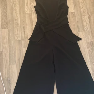 Byxdress från VILA  - Svart byxdress från vila storlek xs 