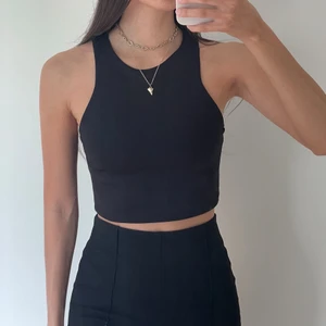 Svart tank top - Jätteskön svart tank top från Zara, storlek S. Ganska ”sportigt” material. Köparen står för frakten 💕 