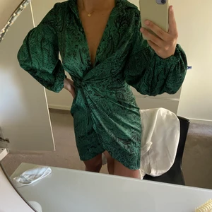 Klänning - Skitsnygg klänning som jag köpt på asos förra sommaren, som tyvärr är lite förliten.💚