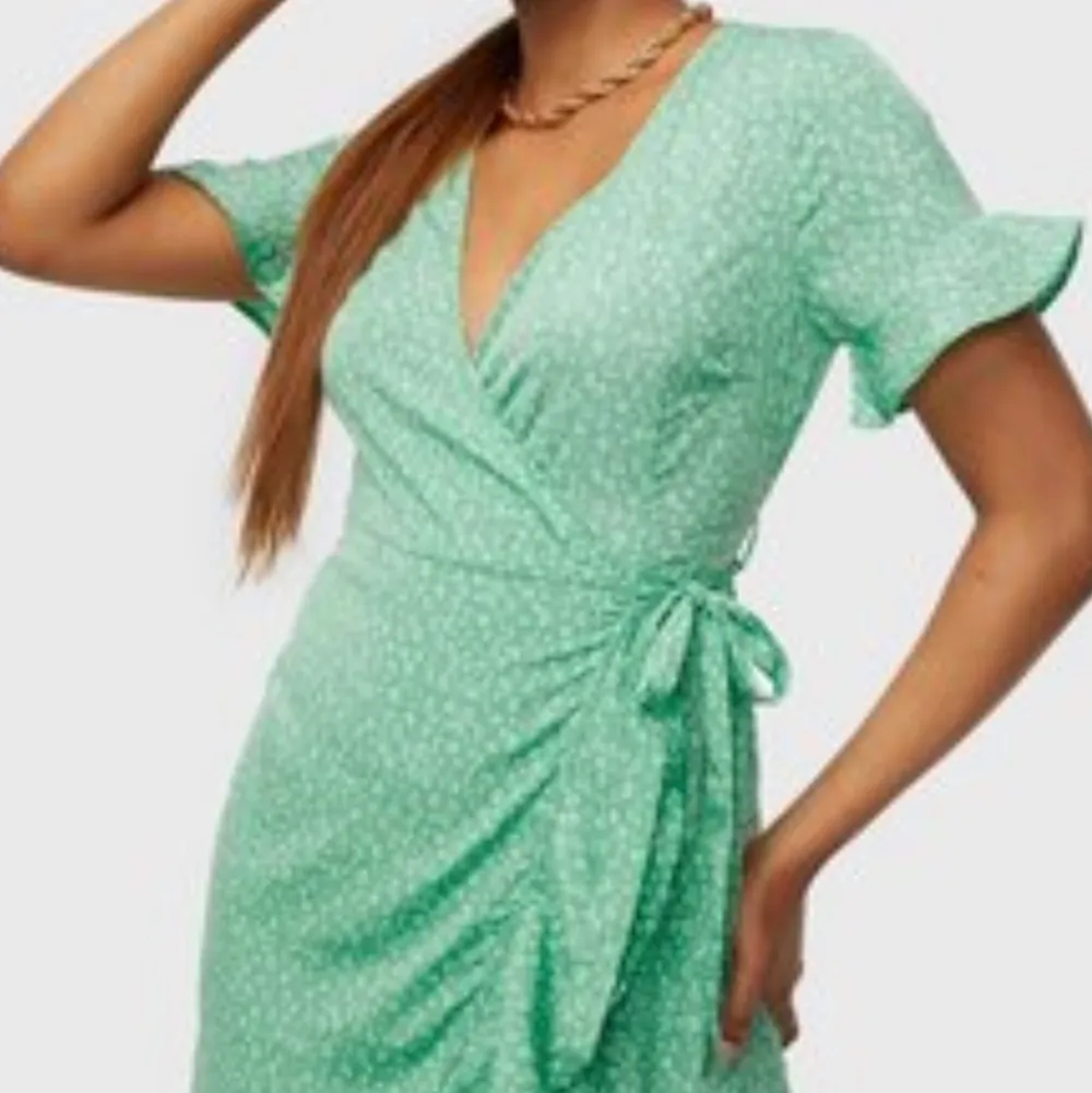 Säljer den gröna och rosa prickiga klänningen från nelly i storlek M prislapp finns kvar. . Klänningar.