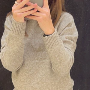 Stickad tröja från vero Moda  - En fin stickad tröja från vero Moda som inte kommer till användning, den är ganska så använd men de finns inga hål på den🙌