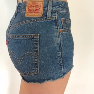 Levis shorts - Super snygga shorts från Levis i väldigt bra skick och perfekta till sommaren.                                           Säljes då något för små för mig.                                        W.26 men skulle även passa 27 beroende på hur man vill att de ska sitta. 
