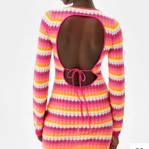 Bershka klänning (lånad bild) - Säljer denna superpopulära klänningen från bershka som är slutsåld överallt. Helt oanvänd med lappen kvar. Säljer pga inte riktigt min stil!🥰.                               Buda i kommentarerna, alternativt skriv till mig! Bästa bud vinner!💘 har även en i strl S om intresset finns