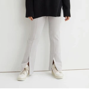 Kostymbyxa - Grå kostymbyxa från H&M. Använda en gång, dem finns dock inte kvar på hemsidan att köpa! För referens är jag 165cm lång. Dem är små i storlek, köpta o storlek 40. Jag brukar bära 36/38! 