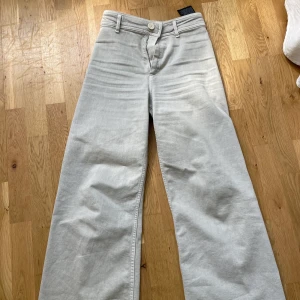Zara jeans  - Säljer dessa jätte fina gråa zara jeans! Så sköna💕🙌🏻 ser helt oanvända och säljs pågrund av att de inte kommer till användning…