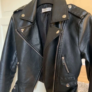 Skinnjacka  - Snygg skinnjacka köpt på Plick.✨ storlek 34 men ganska liten i storleken.🤍 skriv för fler bilder och info!