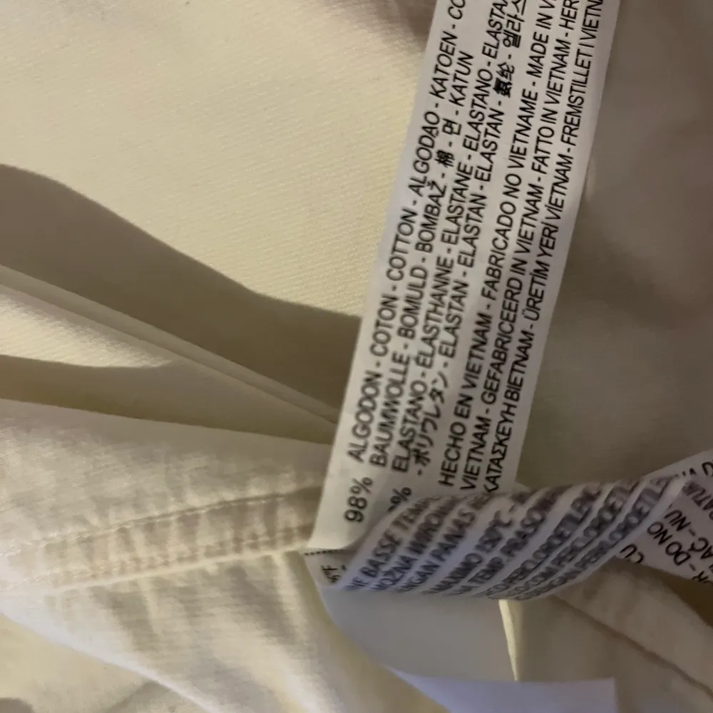 Vitskjorta Zara XL 98 %bomull knappt använd. Skjortor.