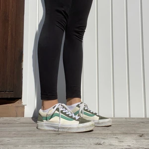 Låga vans - Låga vans lite smutsiga på sulan men använda fåtal gånger. Har lite gröna mocka ditaljer på tån. Strl 36,5. Kan mötas upp i Hunnebostrand eller köparen står för fraktkostnaden 