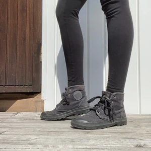 Höga svarta Palladium  - Använda men i gott skick strl 37, skosnörena är lite slitna men de kan man lätt byta. Kan mötas upp i Hunnebostrand eller köparen står för fraktkostnaden 