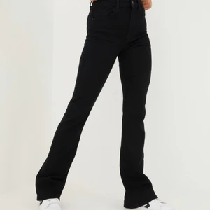 bootcut jeans - ganska nya bootcut jeans som är använda max 3 gånger. Dom är väldigt stretchiga och mjuka. Kan köpas billigare vid snabbt köp