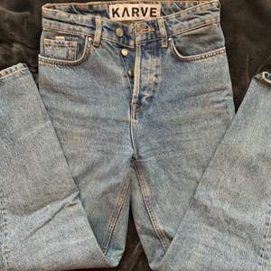 supersnygga högmidjade jeans från märket karve i modellen girlfriend high, sparsamt använda och i nyckick! nypris ca. 600kr ✨