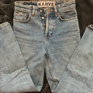 supersnygga högmidjade jeans från märket karve i modellen girlfriend high, sparsamt använda och i nyckick! nypris ca. 600kr ✨