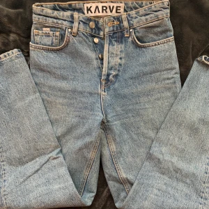 karve jeans girlfriend high, strl. xs - supersnygga högmidjade jeans från märket karve i modellen girlfriend high, sparsamt använda och i nyckick! nypris ca. 600kr ✨