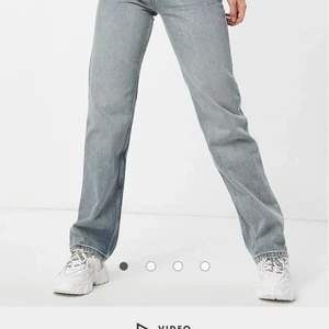 Asos jeans - Säljer dessa HELT NYA jeans från ASOS. Fick hem dom för en vecka sedan och jag har köpt fel storlek. Kan inte skicka tbx då jag tog bort lappen! Säljer dem här ist. 
