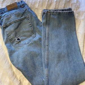 Sparsamt använda raka jeans med slitningar 