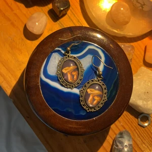 Svampörhängen - Handgjorda svampörhängen från pill&punch. Den ena har en väldigt liten spricka på baksidan (bild 3) men den syns absolut inte när man har på sig dem:) Nypris är 150kr och säljer för 80kr