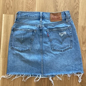 Levis kjol, strlk 23/xs  - Storlek 23 men funkar som xs/s. 