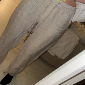 Linne byxor  - Jättefina linnebyxor , storlek M , jag är 170 lång & dom är perfekta i längden! Man kan även ha dom lågmidjade om man viker ner dom som på andra bilden , har 2 insydda fickor bak, Skriv vid intresse , pris går & diskutera ! Jag står för frakten ! ❤️