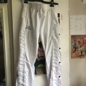 Vita trackpants  - Vita trackpants i vintage stil från kappa köpta i Köpenhamn 2019 