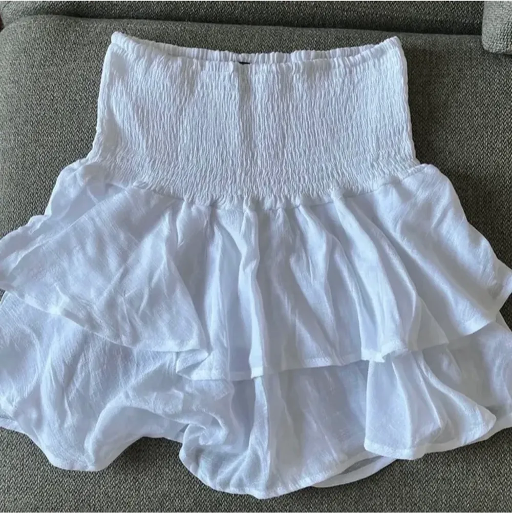 Jättesöt vit volangkjol från Shein, inga defekter, st s. Köparen står för frakten💞💞(lånad bild). Kjolar.