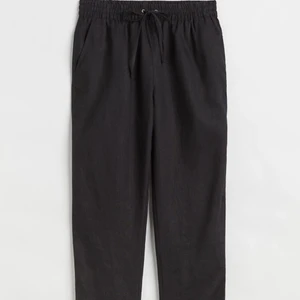 Svarta linnebyxor - Svarta lågmidjade linnebyxor från H&M. Jag har endast använt dom 2 gånger så de är i superbra skick. Storlek M men passar även S då de blir lite mer lågmidjade då. Hör av dig om du vill ha egna bilder💗