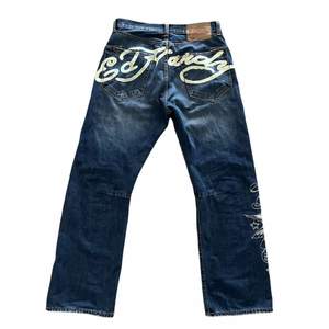 Feta Ed hardy jeans med skönt tryck på i strlk 32/33. Kom dm för frågor #staytrue