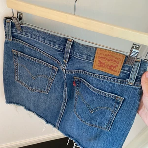Jeanskjol Levis  - Knappt använd jeanskjol från Levis. Storlek 27. 