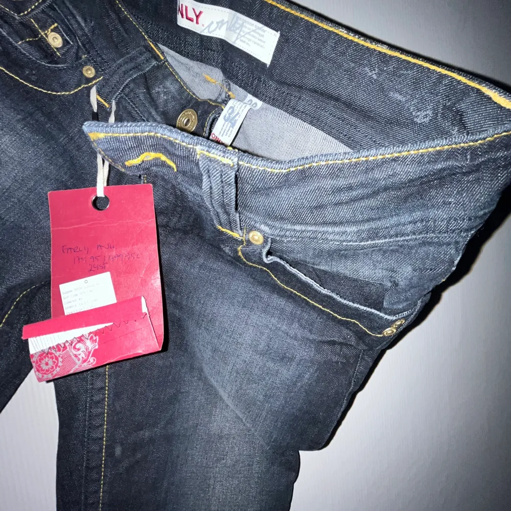 Säljer mina superfina mörkblå lågmidjade jeans från only ! Dom är super sköna och jag har ej andvänt dom något! . Jeans & Byxor.