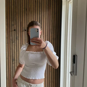 SUPER GULLIG TOPP 🤍 - SÄLJER DENNA SUPER DUPER FINA TOPP! PASSAR JU JÄTTEBRA NU TILL SOMMARN! 