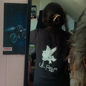 LIL PEEP T shirt - As fet tischa, väldigt bra material på trycket och t shirt kvaliten. Skulle tippa på att det är en S i oversize modell, boxy tischa. Knappt använt den som ni ser i kvaliten❤️