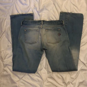 Lågmidjade bootcut jeans från diesel - Här är ett par jättefina lågmidjade bootcuts från diesel. Dessa är min mammas och de passar tyvärr inte mig!