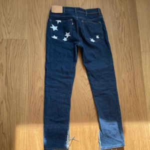 Acne - Säljer dessa jeans från acne. De har slits ned till och lite vita stjärnor på fram och bakfickor. Köpte för ca 2000kr och säljer nu för 500 (priset kan diskuteras). Skulle säga att de passar som S och kanske M. Använt dem endast ett par fåtal gånger då de tyvärr inte kommit till användning. Bara att skriva till mig om du vill ha fler bilder på byxorna 💓 köparen står för frakten och pris kan diskuteras på byxorna