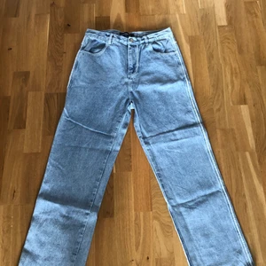 Blåa ljusa Taka Original Jeans M/L - Ljusblåa Taka Original Byxor som är i storlek L men känns som M