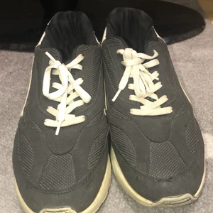 Svart skor - storlek är (42). Har inte använt så mycket.