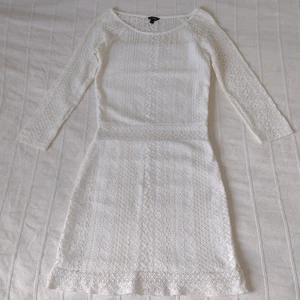 Vit virkad spetsklänning - storlek 36 - Benvit virkad spetsklänning från Lindex. Så himla fin! 🤍 Perfekt till student, skolavslutning, bröllop eller annan sommarfest. Har använts en gång och är i fint skick. Markerad midja och fin kant nertill. Det finns som en fastsydd underklänning i den som är rakt skuren upptill utan axelband. Yttertyg 70% bomull och 30% polyamid. Foder 100% polyester. Storlek 36. 