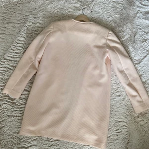 Jacka  - Fin vår/ sommar jacka. Använd ett fåtal gånger bara stl 38