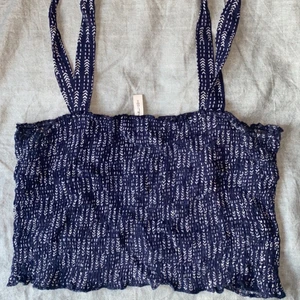 Crop topp - Oanvänd crop top i storlek L men är passar även en storlek M