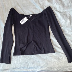 Tröja - Oanvänd tröja i lite off shoulder modell i storlek XL men är mindre i storleken och passar även på en storlek L